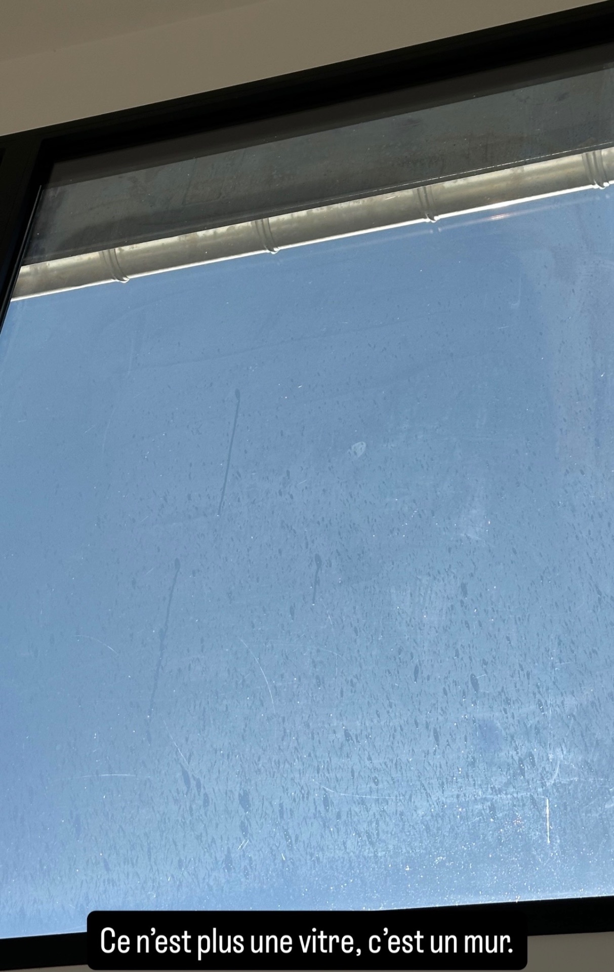 Avant nettoyage — « Ce n'est plus une vitre, c'est un mur » → tout son éclat